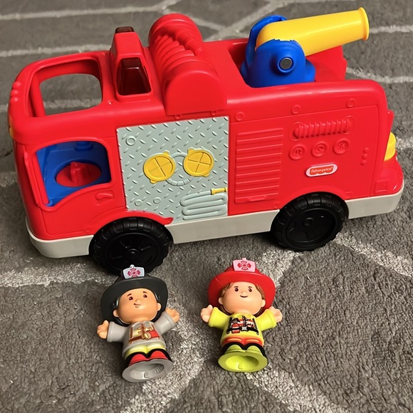 Fisher Price Little People School Bus and Firetruck with 6 figures - Picture 4 of 12